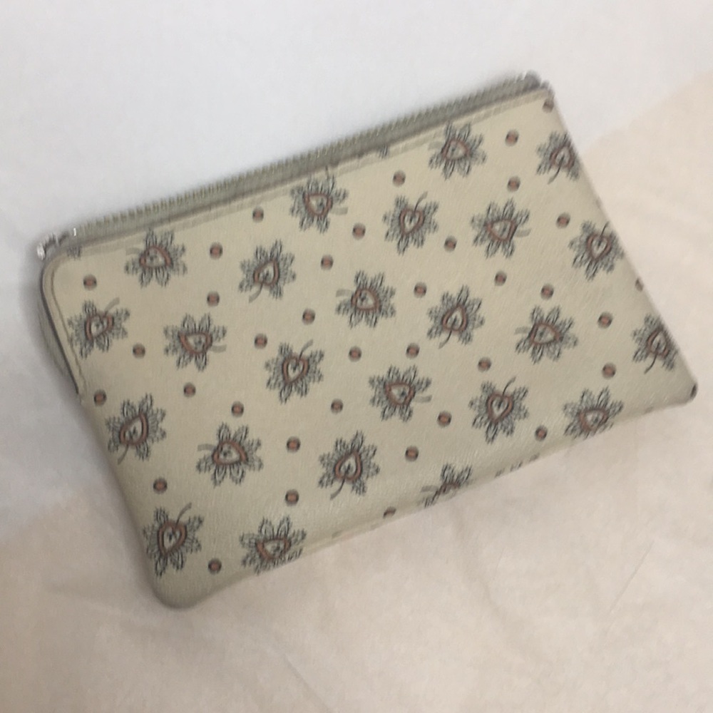 CORNER ZIP WRISTLET IN FOREST BUD PRINT - Picture 6 of 9